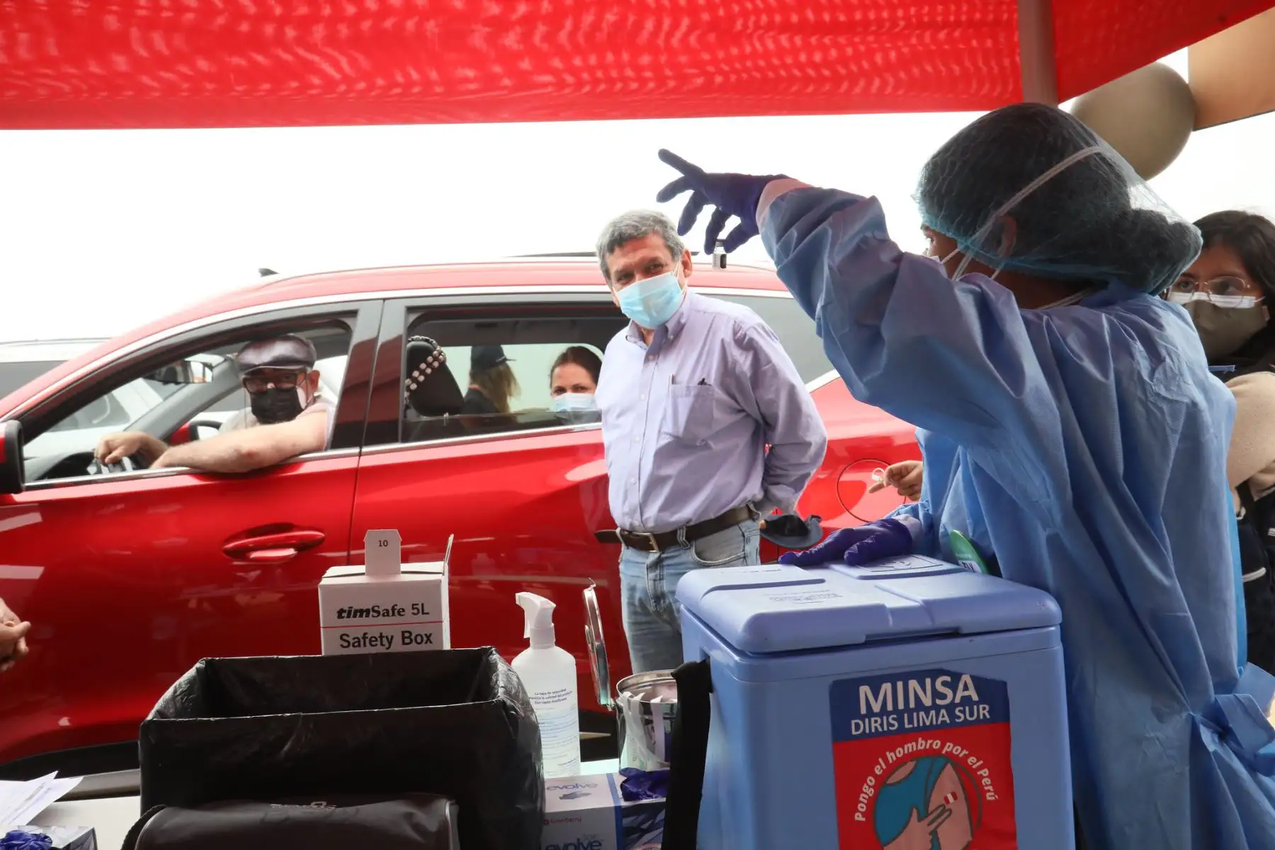 El ministro de Salud, Hernando Cevallos, supervisó la jornada de inmunización contra la covid-19 en el vacunatorio de Agua Dulce en Chorrillos. Foto: Minsa