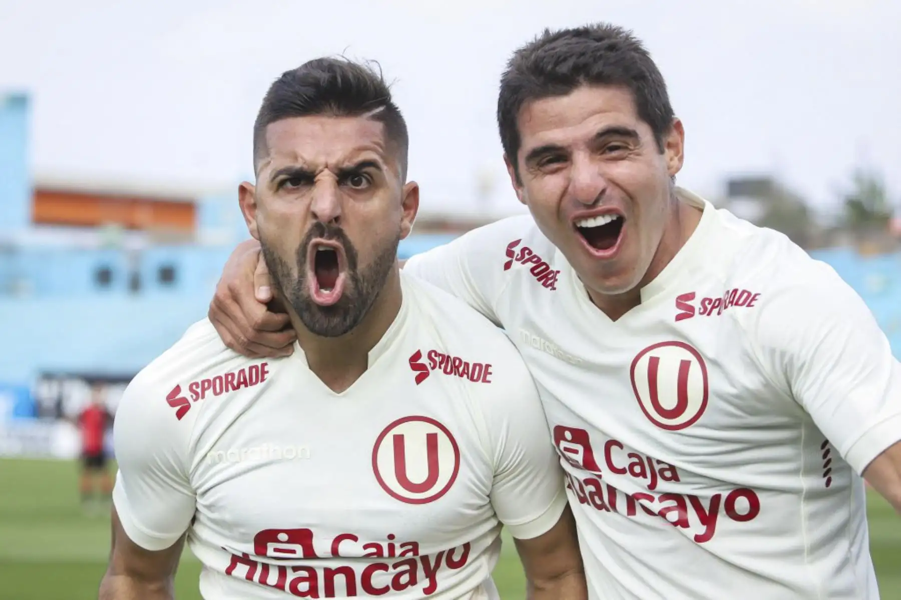 Luis Urruti y Aldo Corzo celebran el primer gol del equipo crema. Universitario se enfrenta a Melgar por la última fecha de la Liga 1. Foto: FPF