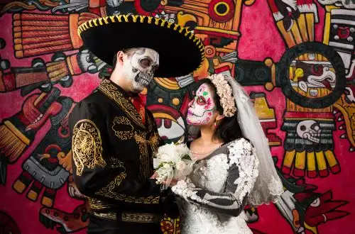 Los danzantes y carros alegóricos destacaron tradiciones, patrimonio y personajes de la cultura mexicana, en particular de la capital. Foto: AFP