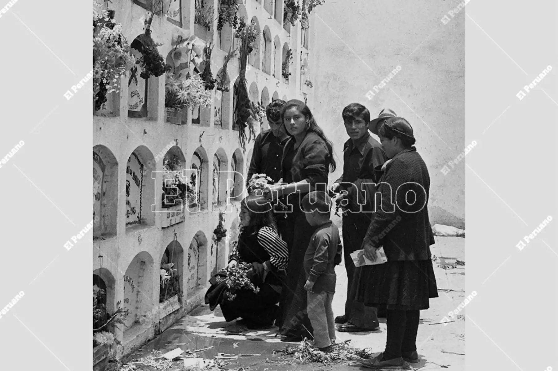 Lima - 1 noviembre 1974 / Día de Todos los Santos en el Cementerio El Ángel. Foto: Archivo Histórico de El Peruano / Rolando Ángeles