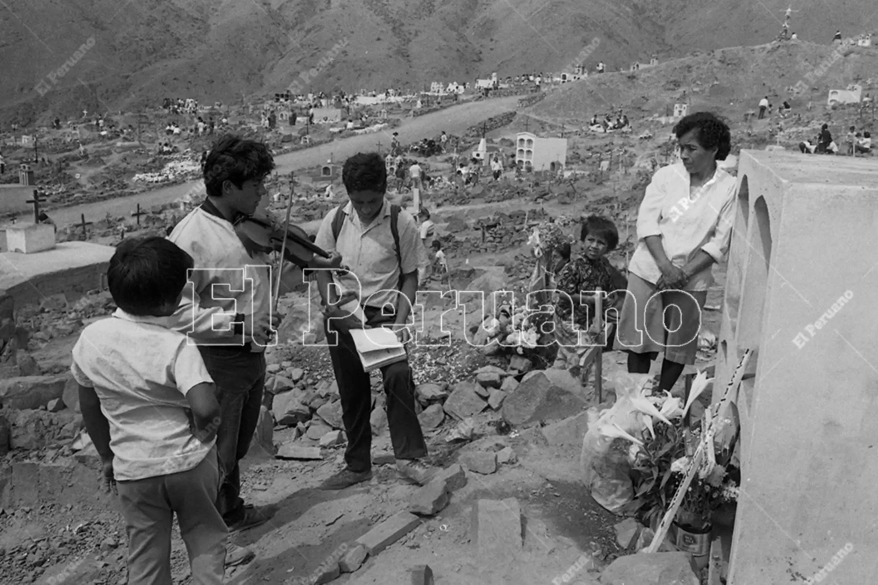 Lima - 1 noviembre 1991 / Cementerio de Comas en el Día de Todos los Santos. Foto: Archivo Histórico de El Peruano / Onésimo Bottoni