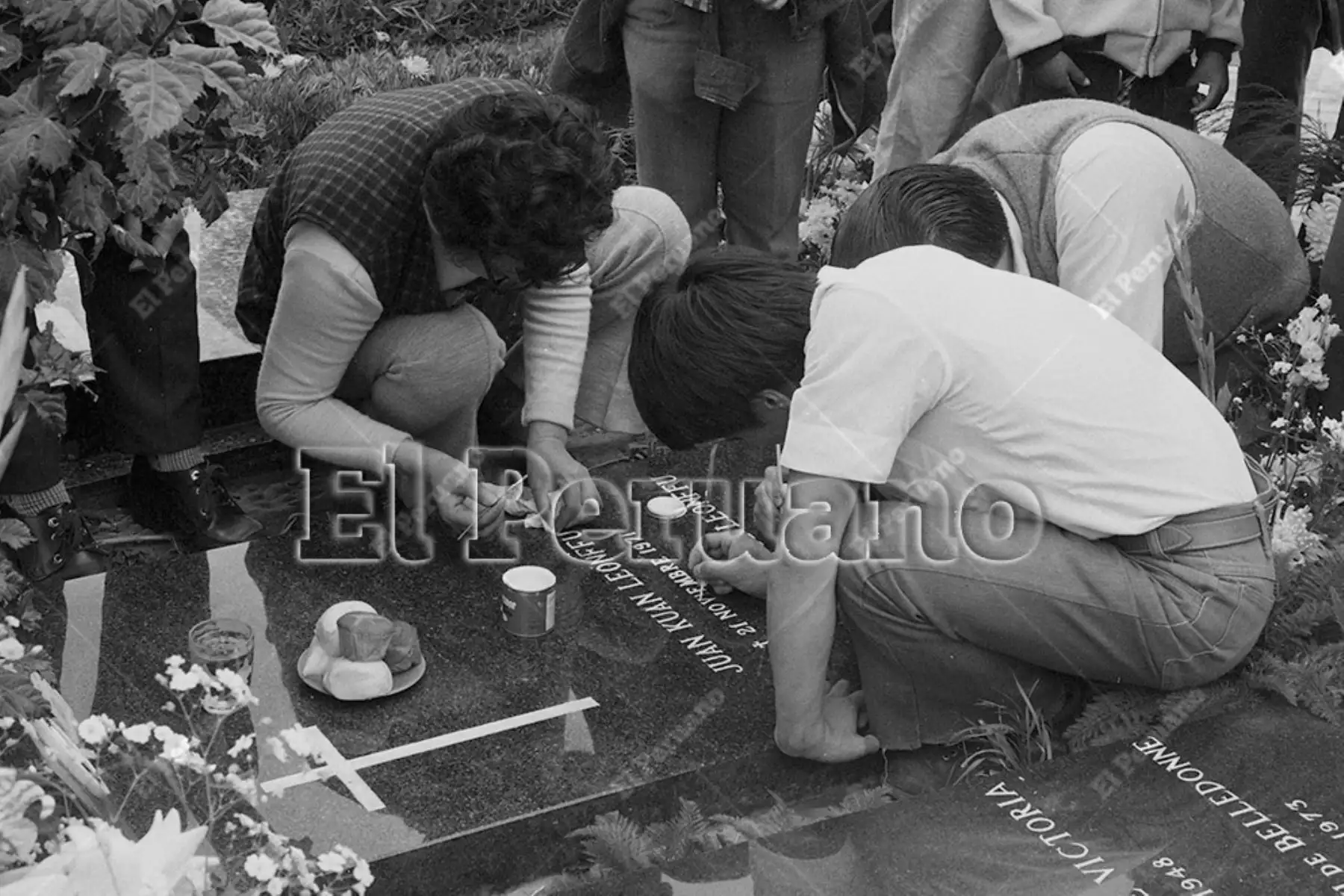 Lima - 1 noviembre 1976 / Recorrido por los cementerios en Día de todos los santos.