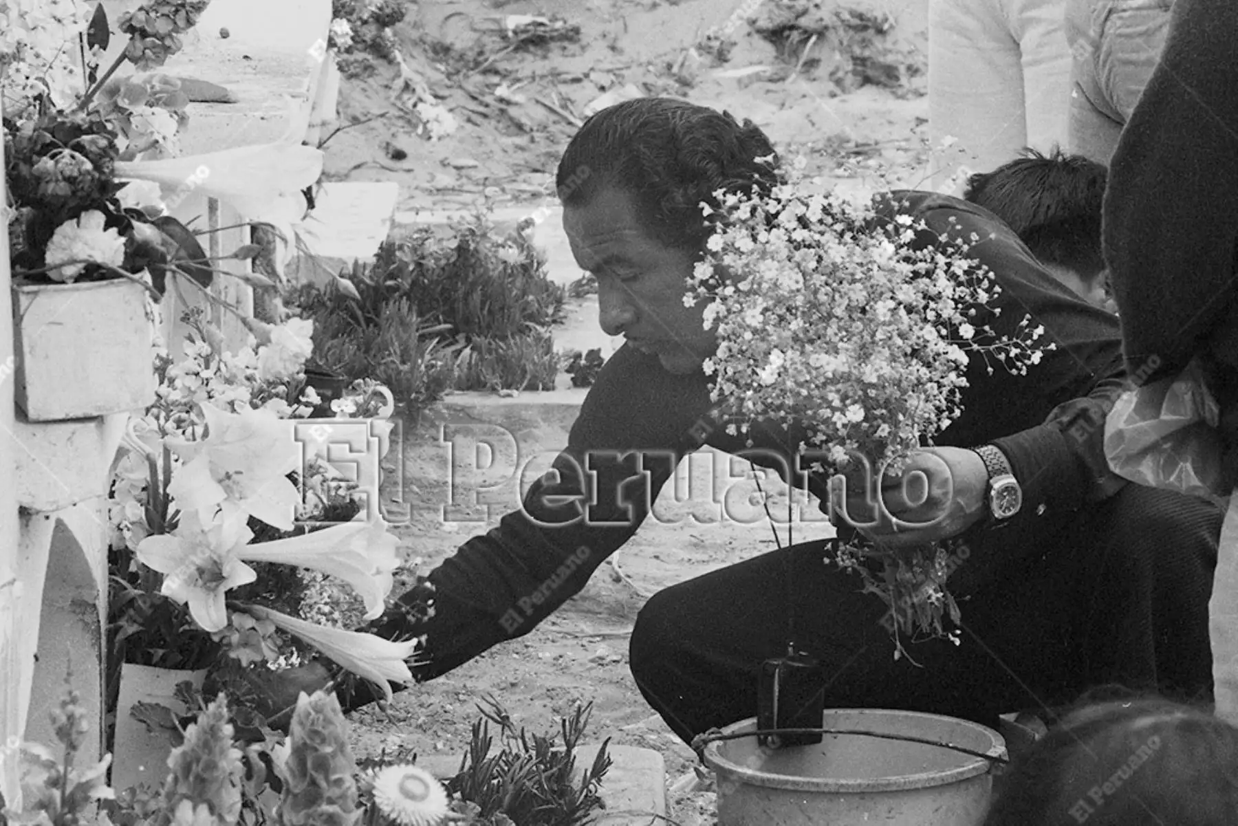 Lima - 1 noviembre 1976 / Recorrido por cementerios en el Día de todos los santos.