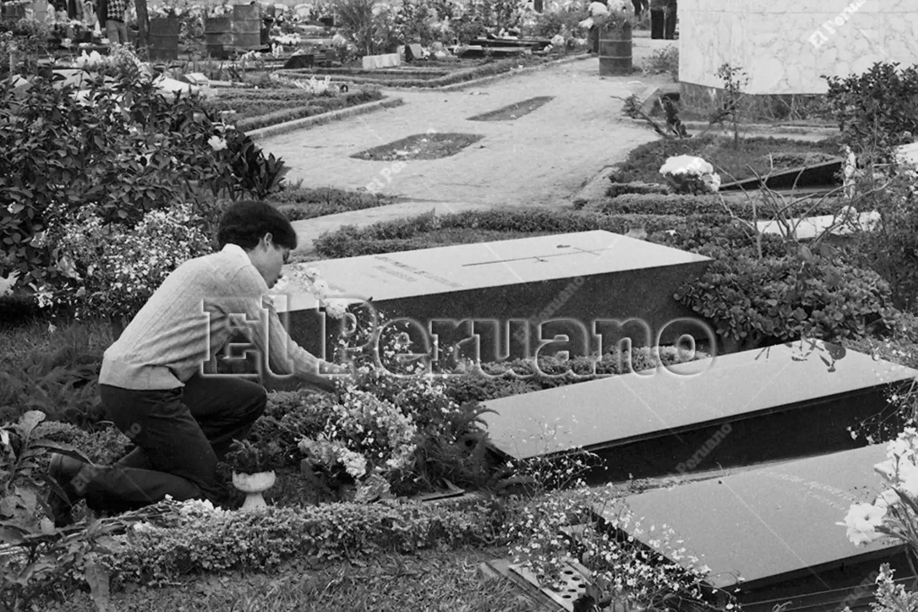 Lima - 1 noviembre 1976 / Recorrido por cementerios en el Día de todos los santos.
