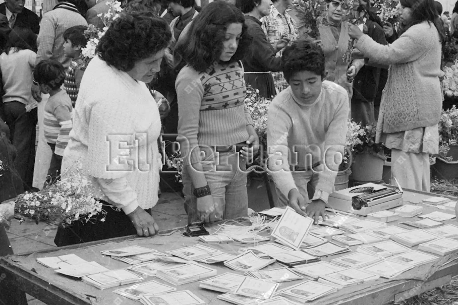 Lima - 1 noviembre 1976 / Recorrido por cementerios en el Día de todos los santos.