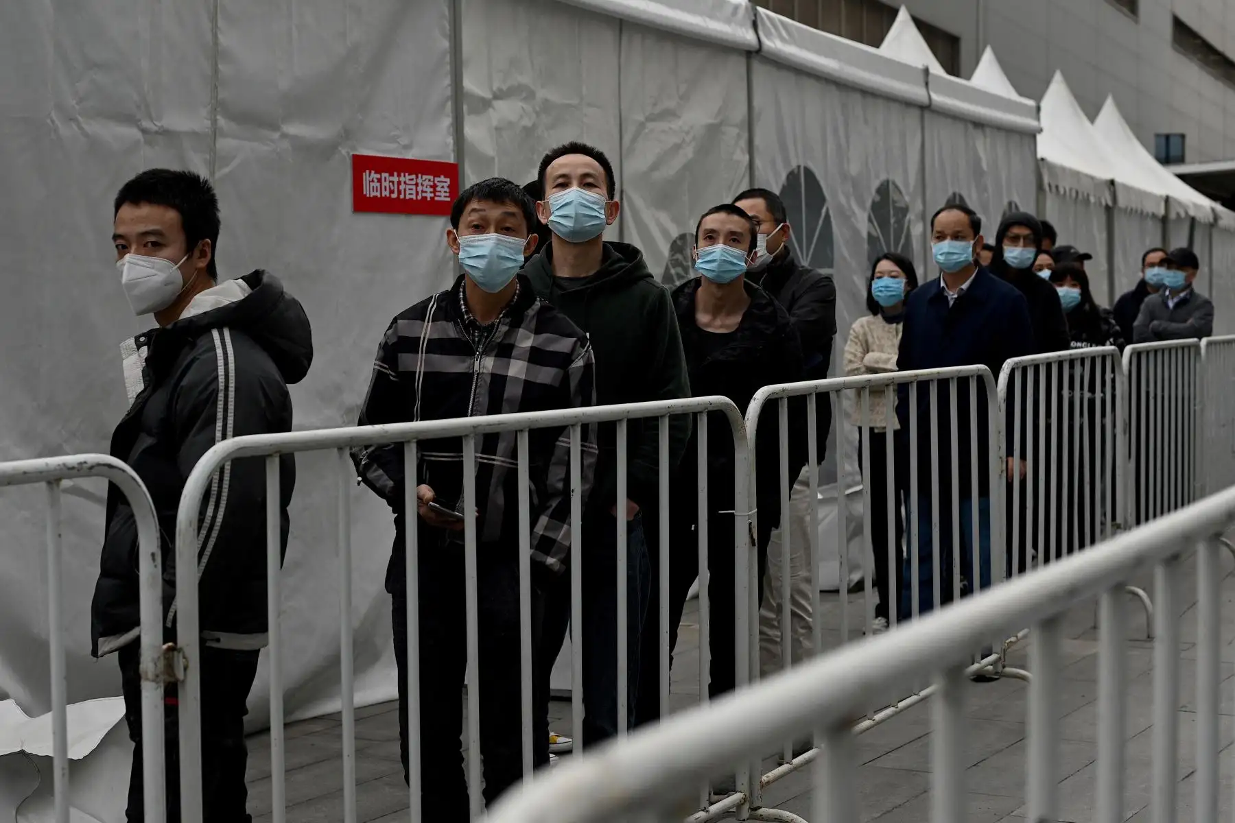 Personas hacen cola para una prueba de hisopo para el coronavirus Covid-19 en Beijing. Foto: AFP