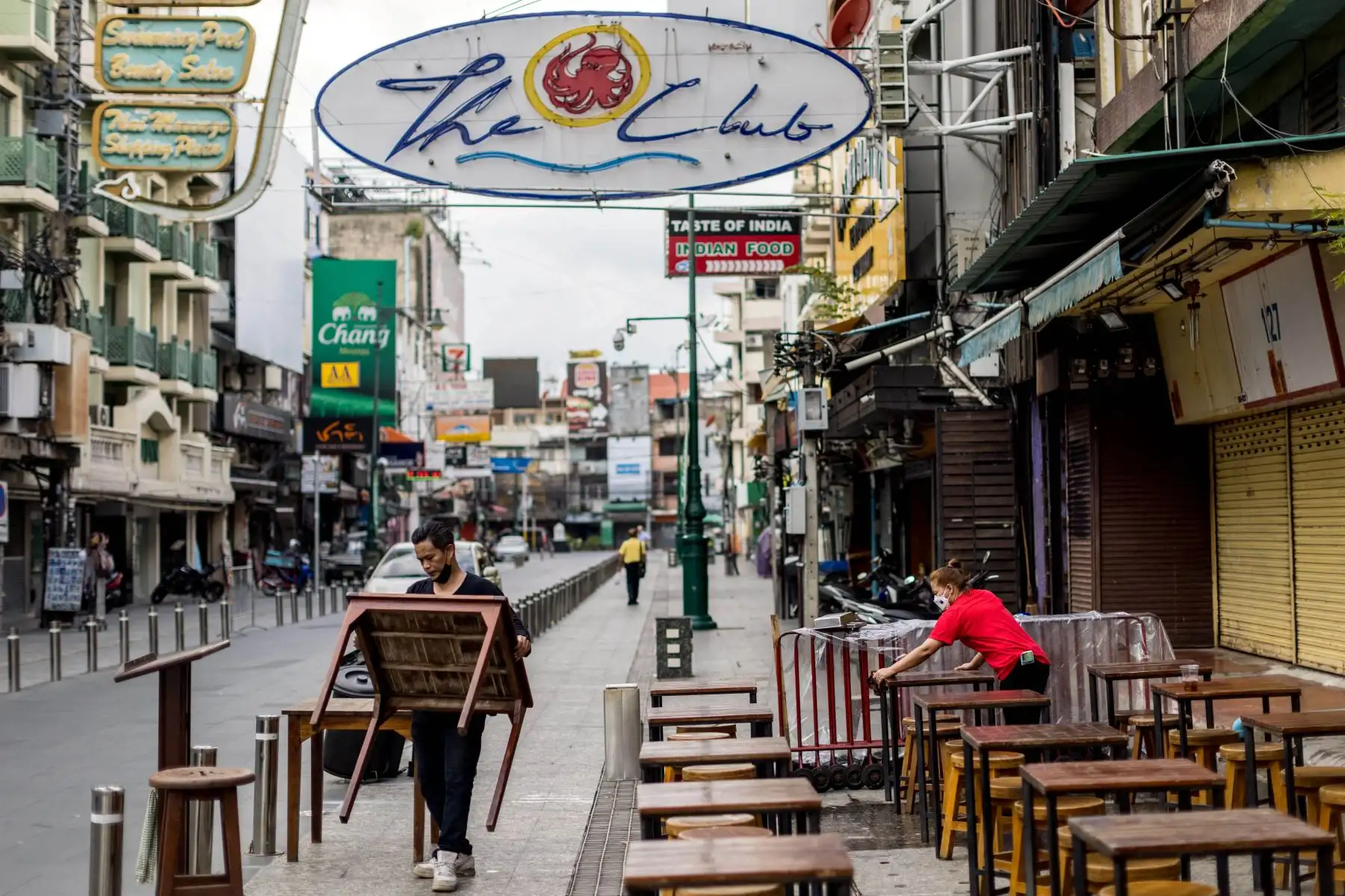 Personal prepara mesas en un restaurante en Khao San Road, una franja turística que alguna vez fue popular, en Bangkok. Foto: AFP