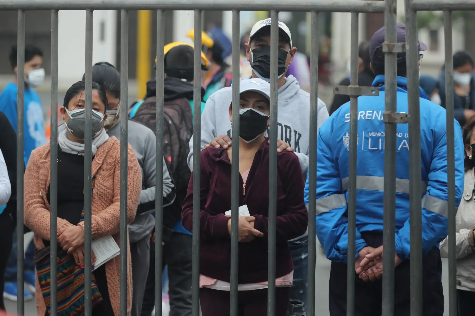 Por el Día de Todos los Santos, las puertas del santuario de las Nazarenas recibir a sus fieles devotos del Señor de los Milagros. Foto: ANDINA/ Andrés Valle