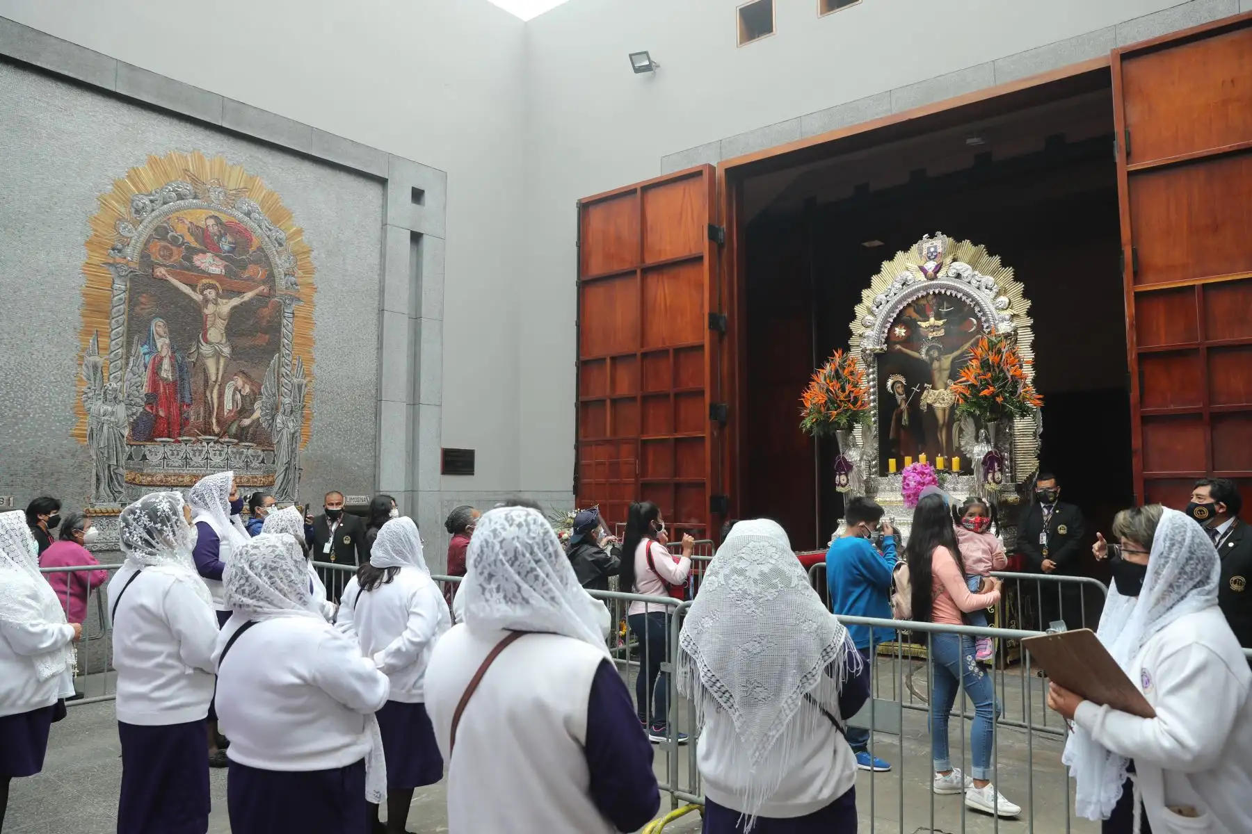 Por el Día de Todos los Santos, las puertas del santuario de las Nazarenas recibir a sus fieles devotos del Señor de los Milagros. Foto: ANDINA/ Andrés Valle