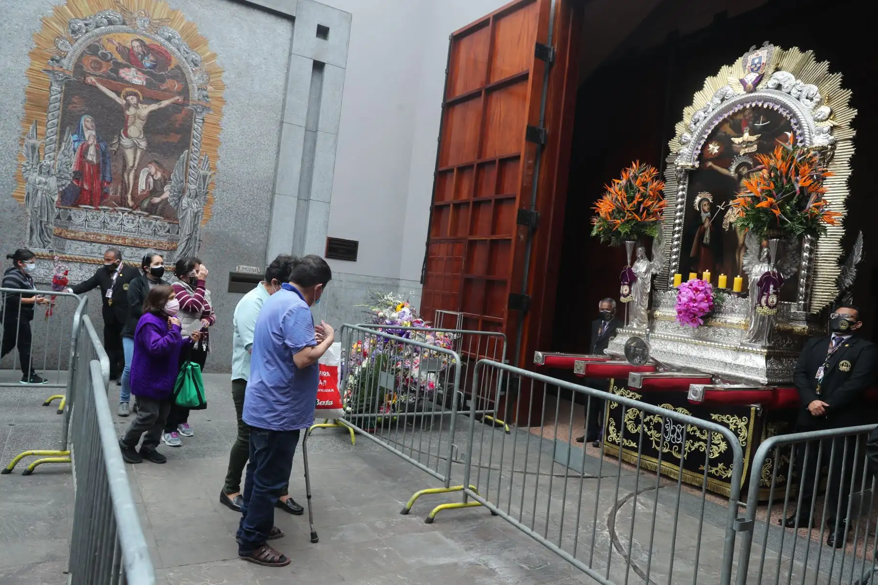 Por el Día de Todos los Santos, las puertas del santuario de las Nazarenas recibir a sus fieles devotos del Señor de los Milagros. Foto: ANDINA/ Andrés Valle