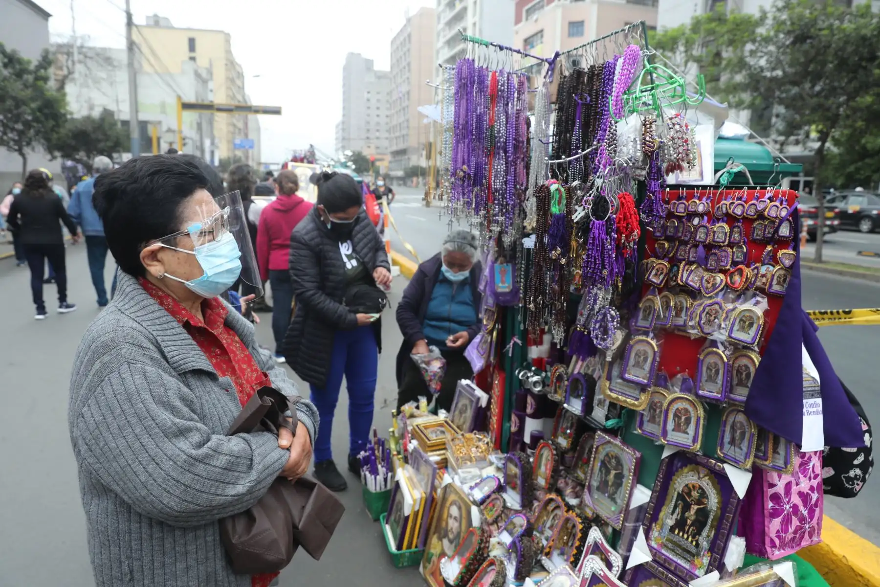 Por el Día de Todos los Santos, las puertas del santuario de las Nazarenas recibir a sus fieles devotos del Señor de los Milagros. Foto: ANDINA/ Andrés Valle