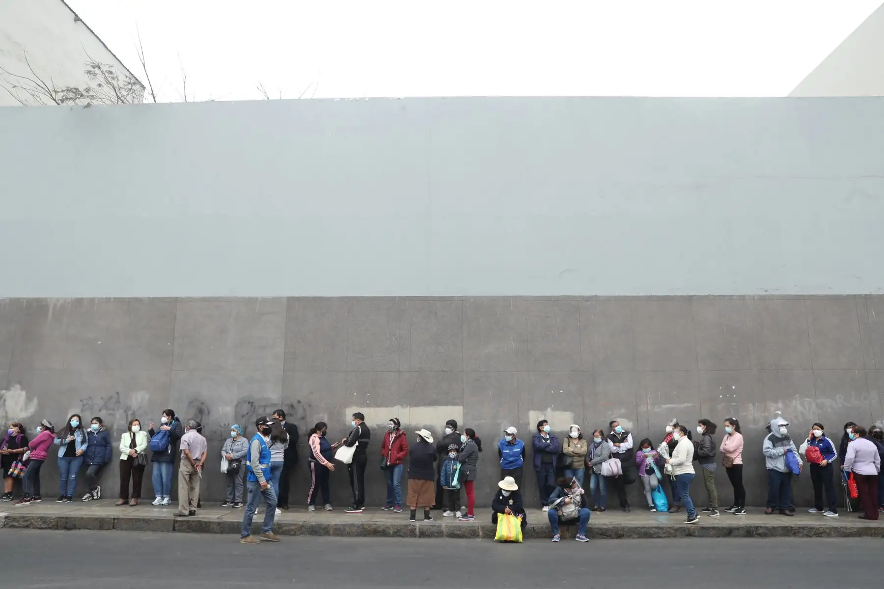 Por el Día de Todos los Santos, las puertas del santuario de las Nazarenas recibir a sus fieles devotos del Señor de los Milagros. Foto: ANDINA/ Andrés Valle