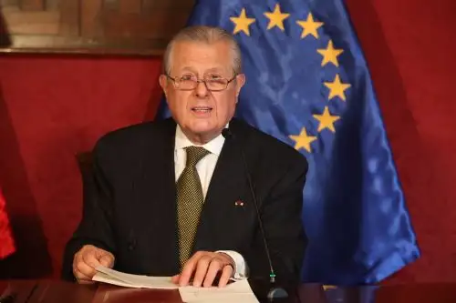 Durante la ceremonia, el ministro Maúrtua también destacó que la UE haya recomendado a sus miembros levantar los bloqueos sanitarios por la covid-19 a nuestro país. ANDINA/Andrés Valle
