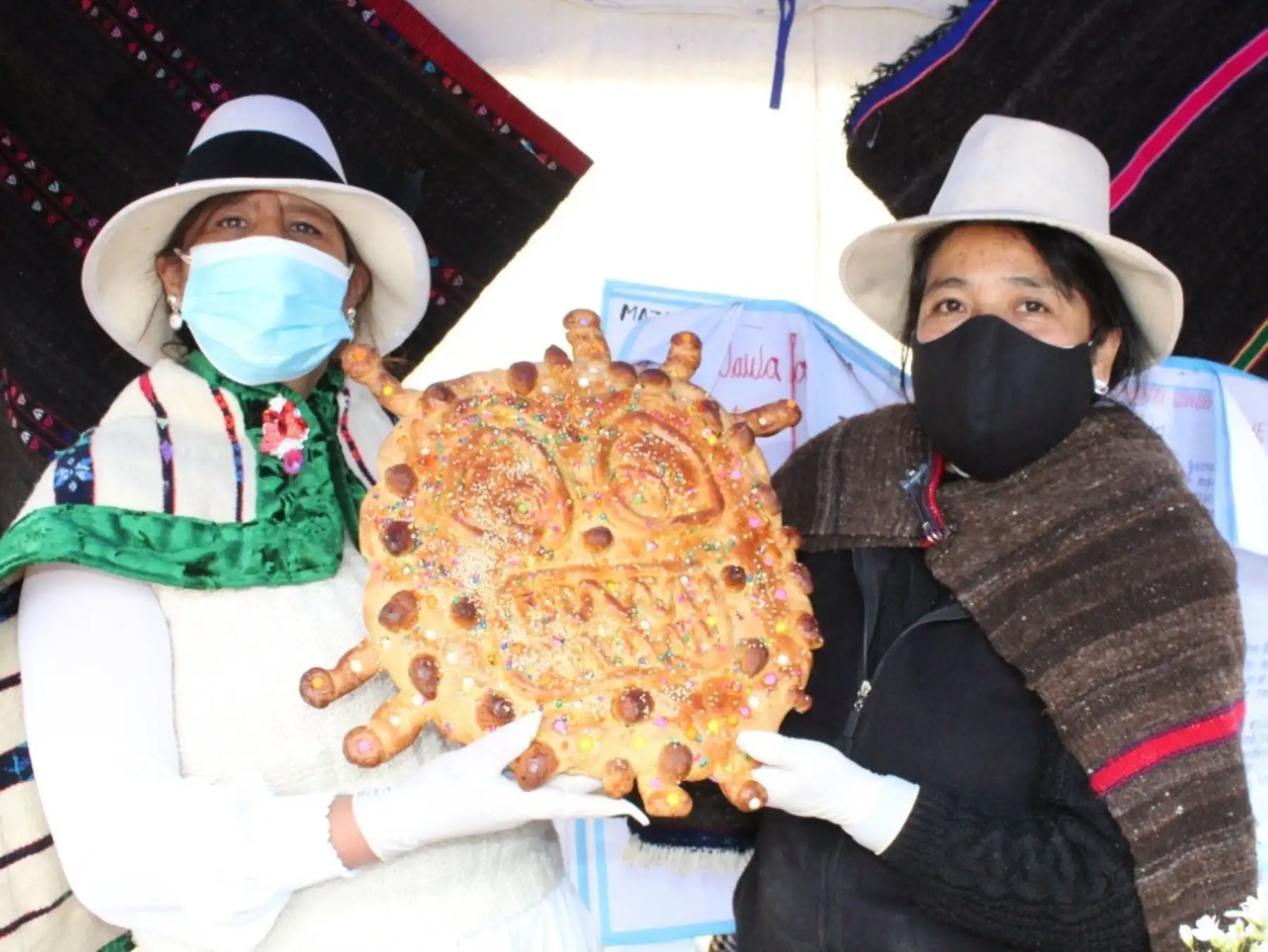 Panaderas del distrito de Yauli-La Oroya, en Junín, elaboraron tanta wawas inspirados en la variante delta del covid-19 que causan sensación en fería por el Día de Todos los Santos. ANDINA/Difusión