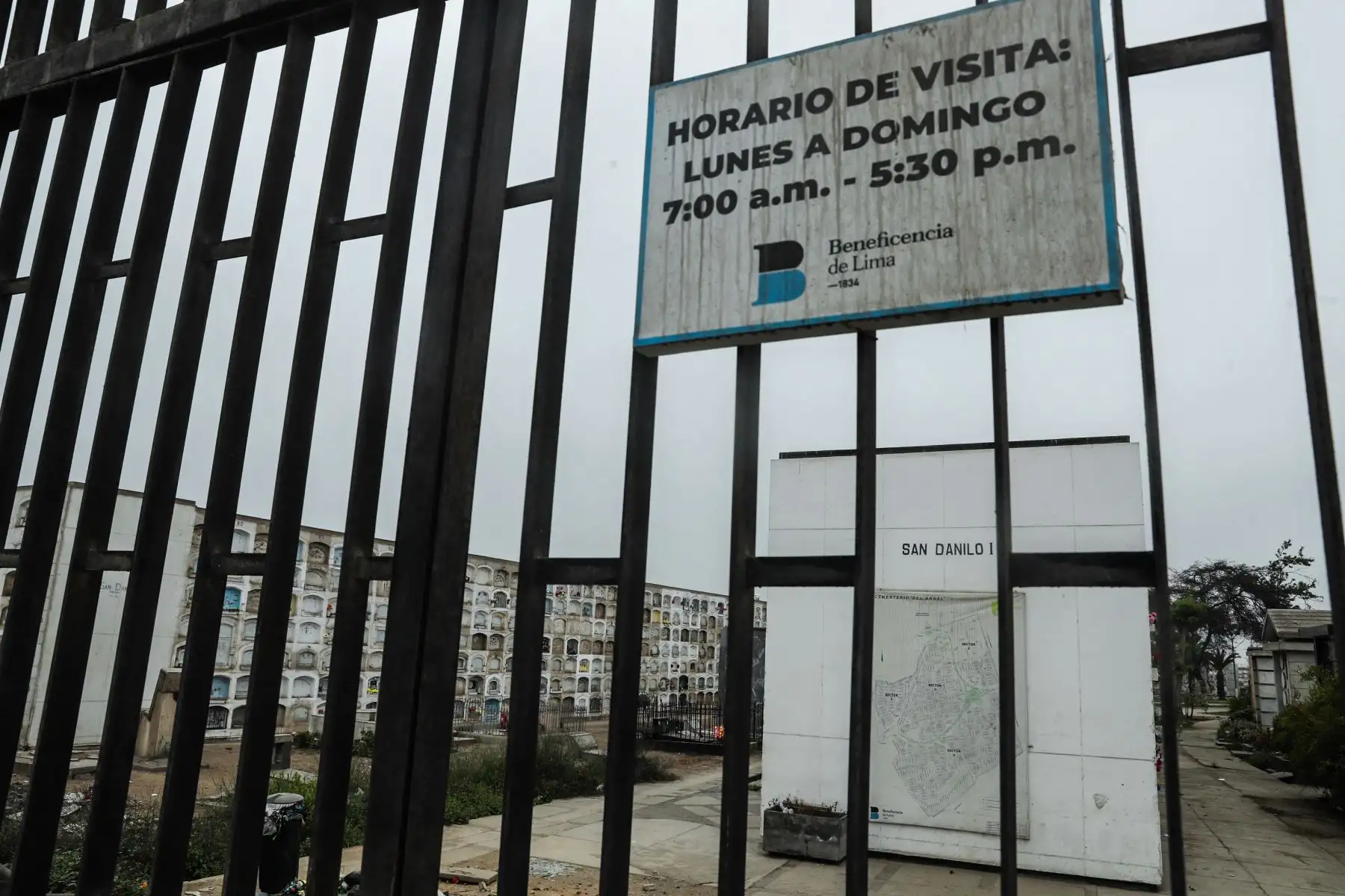Cementerios público El Ángel, se encuentra cerrado como medida de prevención para evitar contagios por la Covid-19. Foto: ANDINA/ Andrés Valle Cementerios público El Ángel, se encuentra cerrado como medida de prevención para evitar contagios por la Covid-19. Foto: ANDINA/ Andrés Valle