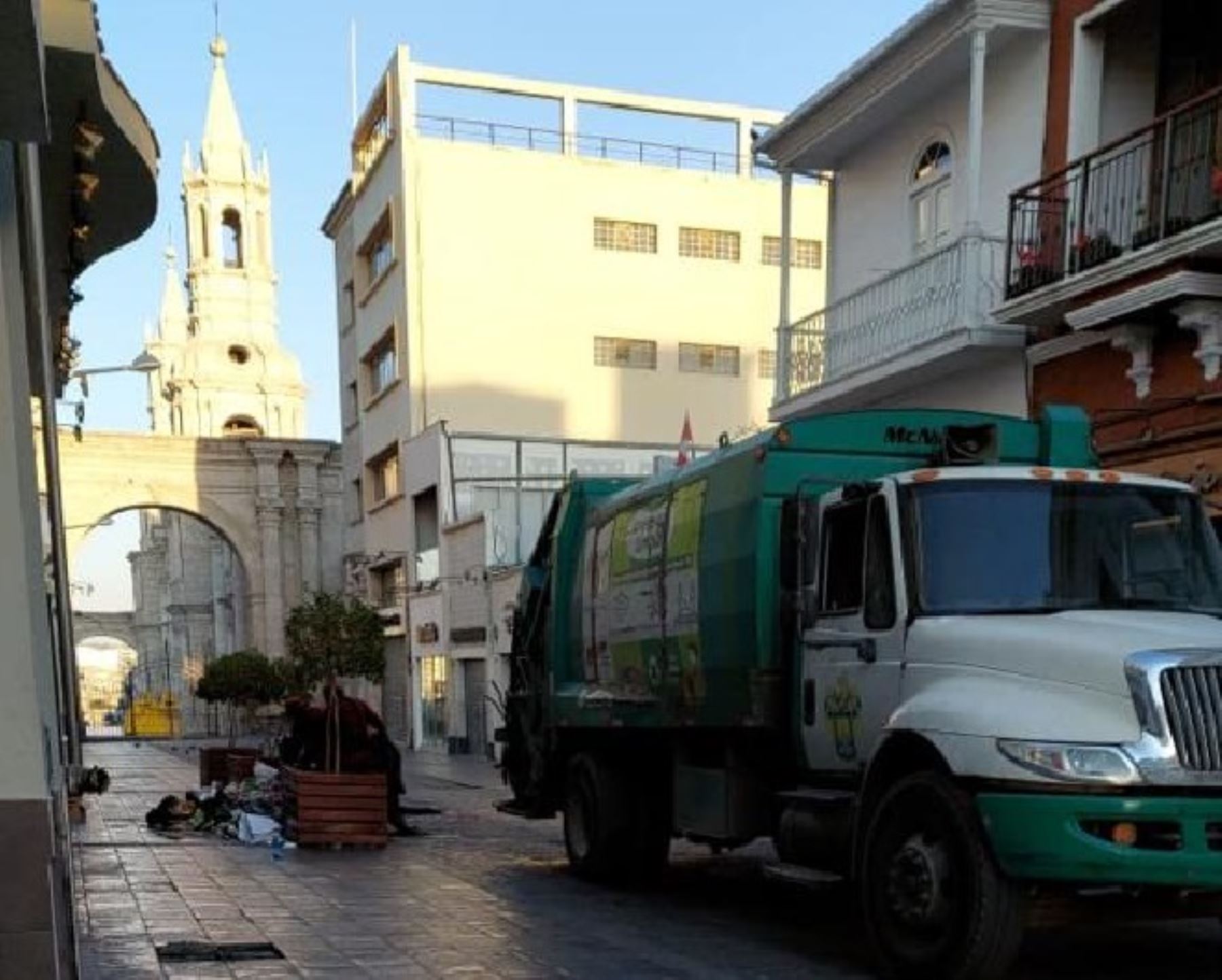 Municipio de Arequipa recoge más de 70 toneladas de basura de calles del centro histórico de la Ciudad Blanca tras fiestas de Halloween. ANDINA/Difusión