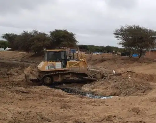 Con apoyo de maquinaria pesada, el Ministerio de Vivienda culminó los trabajos de limpieza y descolmatación de la quebrada Pedregal, en Tumbes. ANDINA/Difusión
