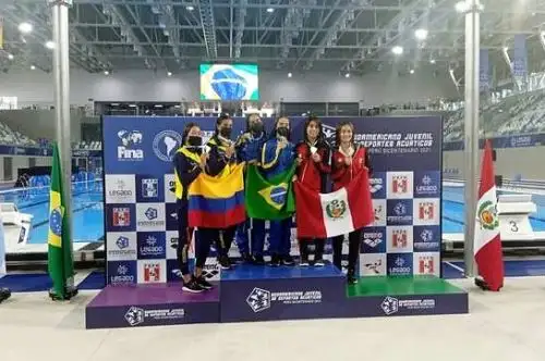 Ganadoras de la disciplina de clavados en la jornada de apertura del Campeonato Sudamericano Juvenil de Deportes Acuáticos que se desarrolla en Lima.
