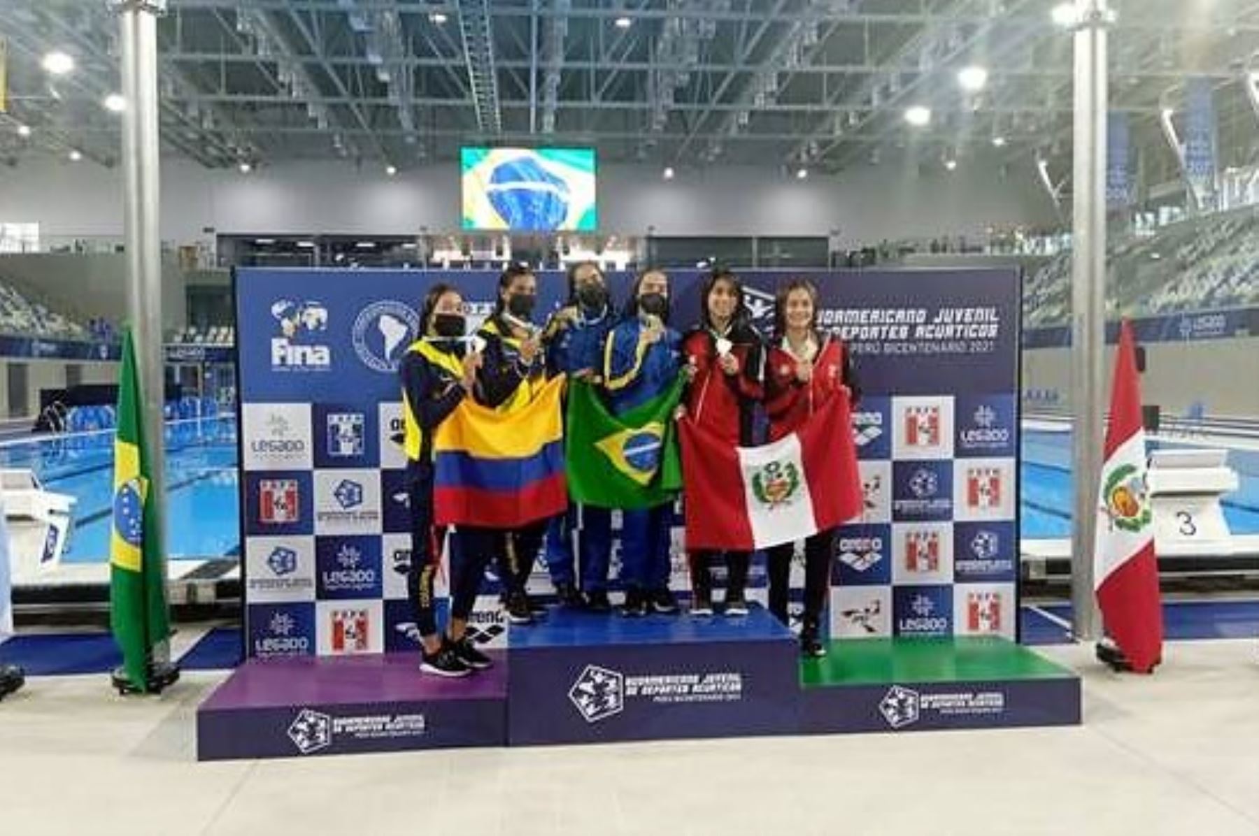 Ganadoras de la disciplina de clavados en la jornada de apertura del Campeonato Sudamericano Juvenil de Deportes Acuáticos que se desarrolla en Lima.