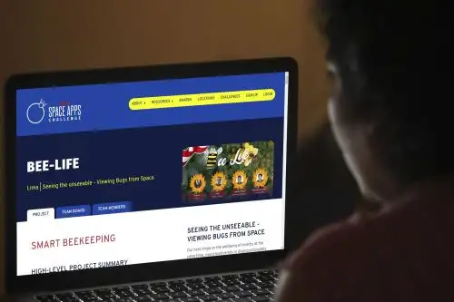 La hackatón NASA Space Apps Challenge Lima 2021 otorgó una mención honrosa al proyecto Bee-life. El Bee-Boot (abeja robot) será capaz de detectar zonas de peligro en diferentes colmenas de todo el mundo.