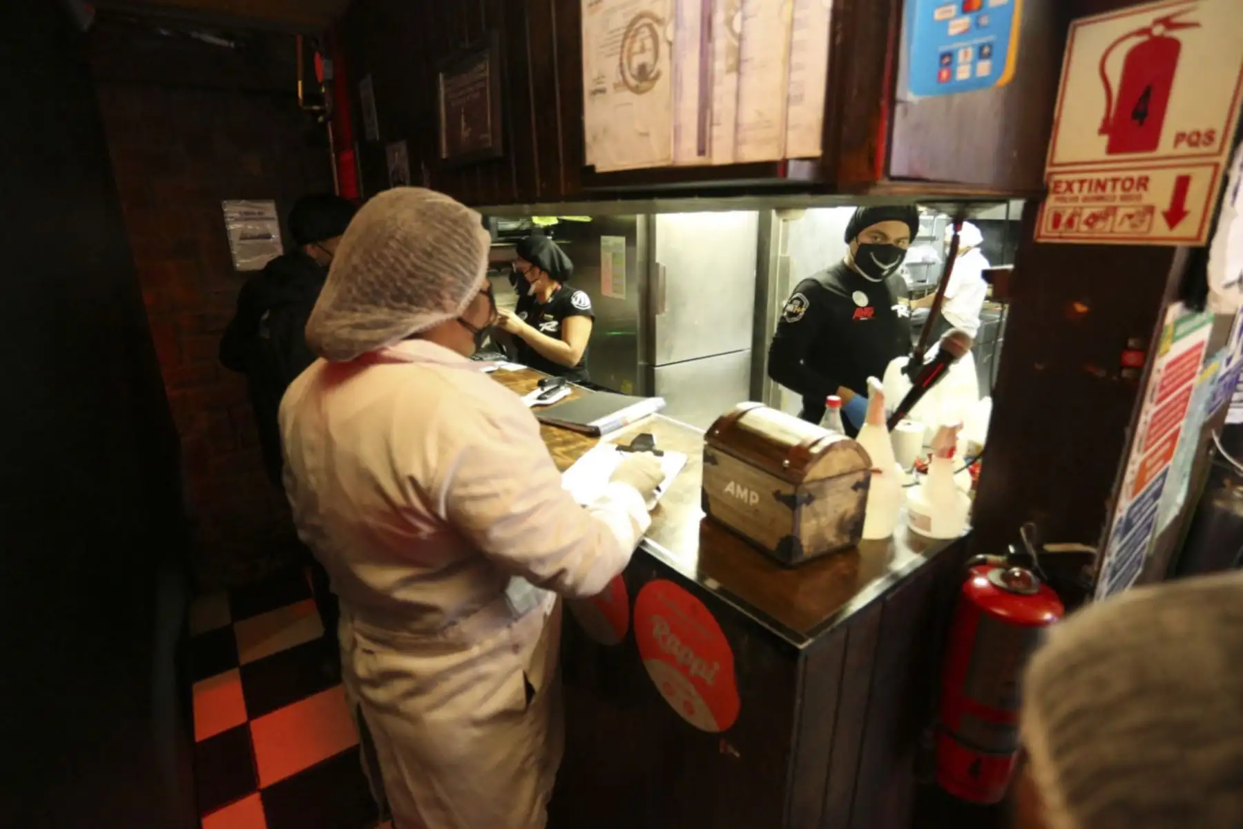 Diversos establecimientos fueron sancionados por incumplir normas de seguridad, en un operativo realizado por la municipalidad de San Juan de Miraflores, la fiscalía y la PNP, con motivo del Día de la Canción Criolla y Halloween. Foto: Municipalidad SJM