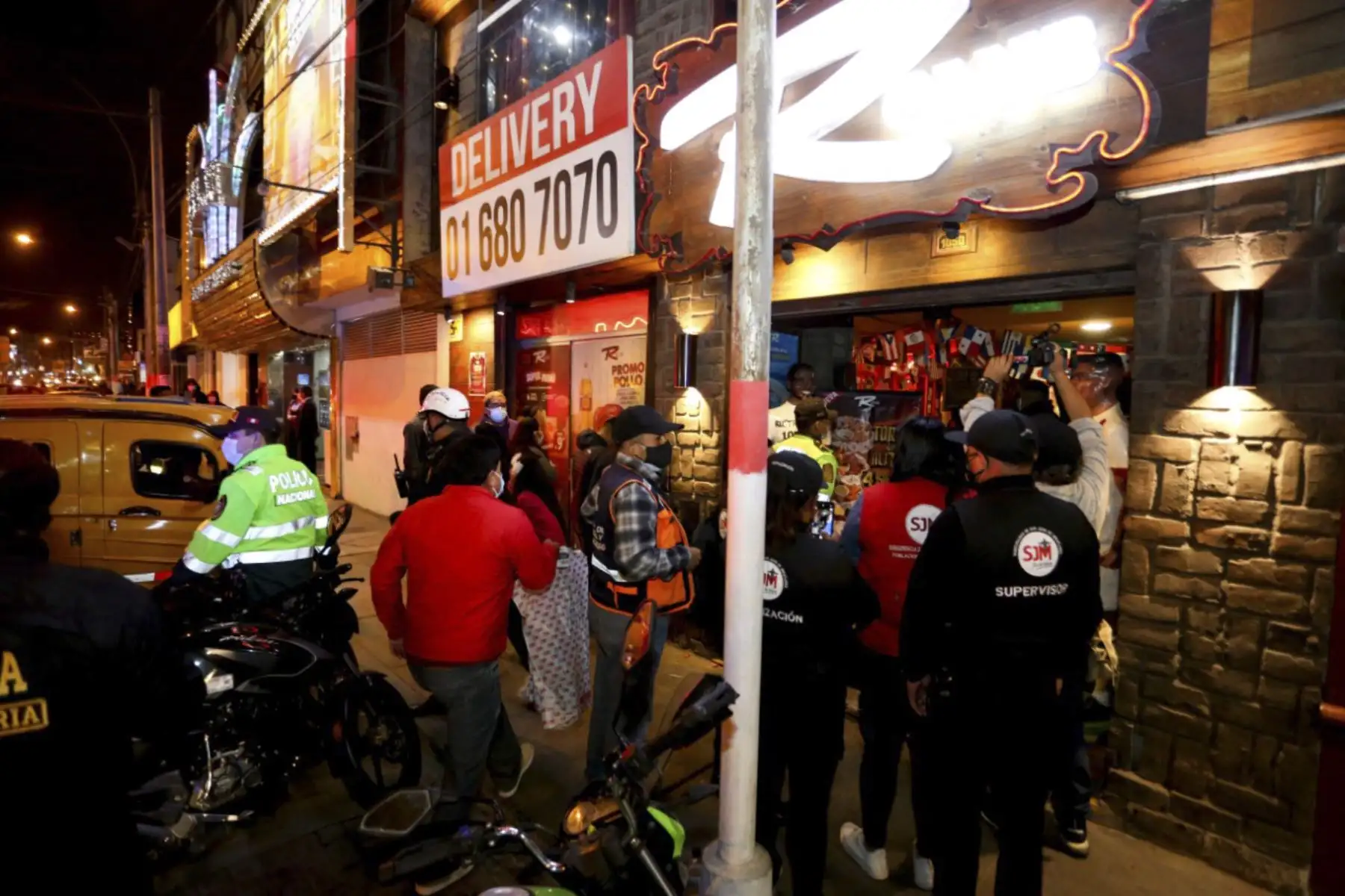Diversos establecimientos fueron sancionados por incumplir normas de seguridad, en un operativo realizado por la municipalidad de San Juan de Miraflores, la fiscalía y la PNP, con motivo del Día de la Canción Criolla y Halloween. Foto: Municipalidad SJM