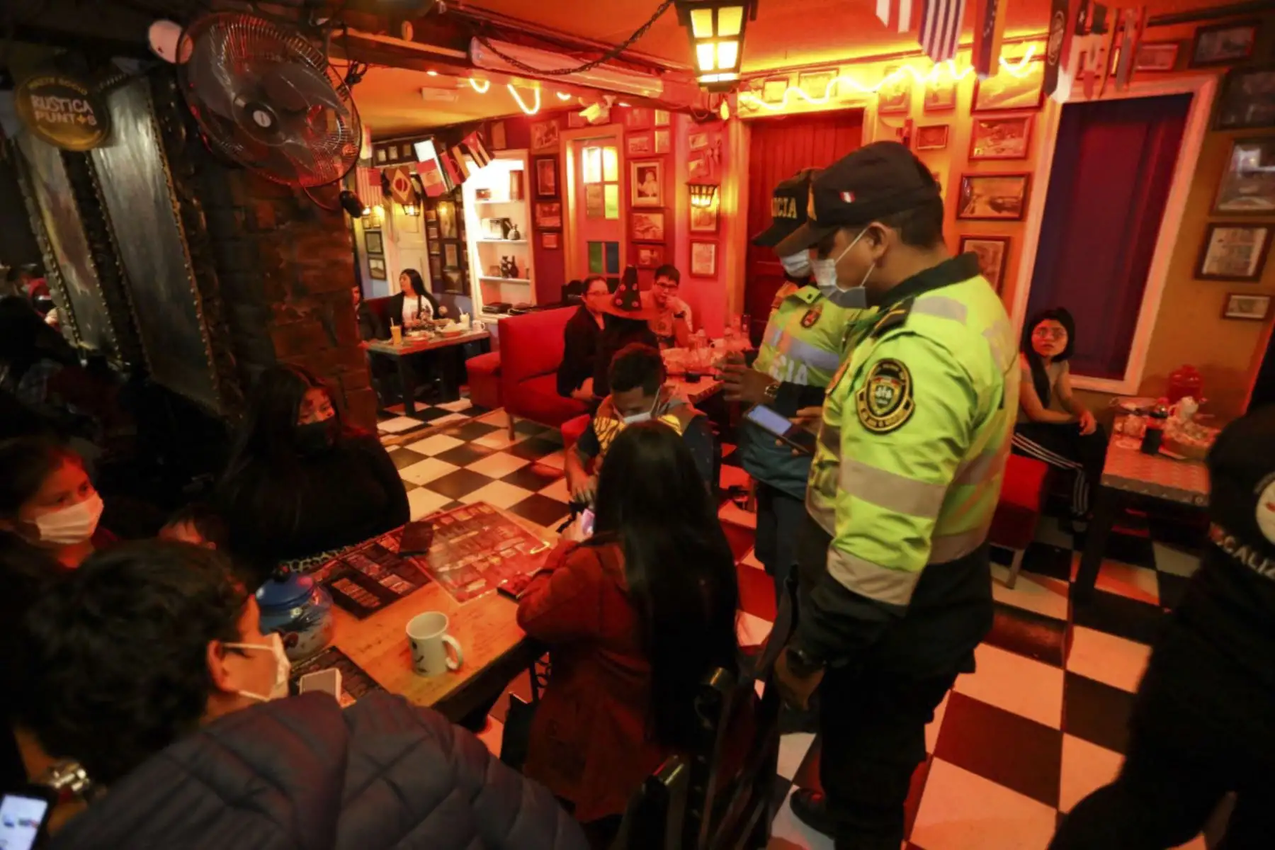 Diversos establecimientos fueron sancionados por incumplir normas de seguridad, en un operativo realizado por la municipalidad de San Juan de Miraflores, la fiscalía y la PNP, con motivo del Día de la Canción Criolla y Halloween. Foto: Municipalidad SJM