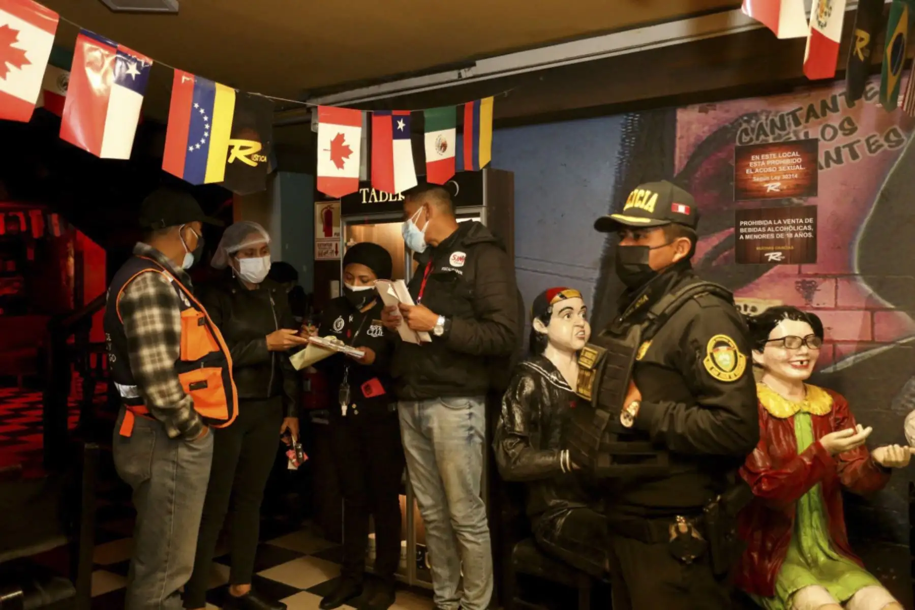 Diversos establecimientos fueron sancionados por incumplir normas de seguridad, en un operativo realizado por la municipalidad de San Juan de Miraflores, la fiscalía y la PNP, con motivo del Día de la Canción Criolla y Halloween. Foto: Municipalidad SJM