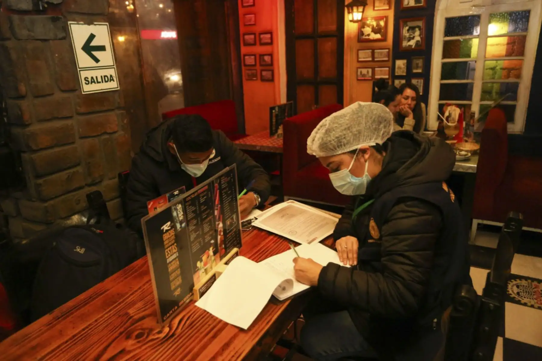 Diversos establecimientos fueron sancionados por incumplir normas de seguridad, en un operativo realizado por la municipalidad de San Juan de Miraflores, la fiscalía y la PNP, con motivo del Día de la Canción Criolla y Halloween. Foto: Municipalidad SJM