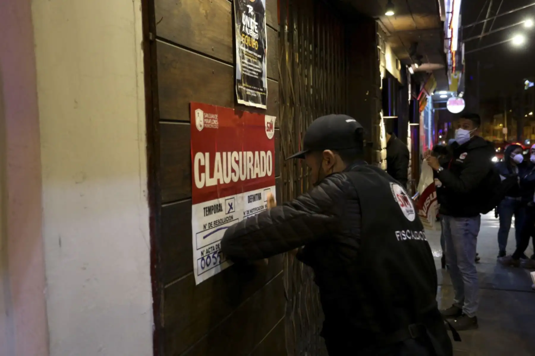 Diversos establecimientos fueron sancionados por incumplir normas de seguridad, en un operativo realizado por la municipalidad de San Juan de Miraflores, la fiscalía y la PNP, con motivo del Día de la Canción Criolla y Halloween. Foto: Municipalidad SJM