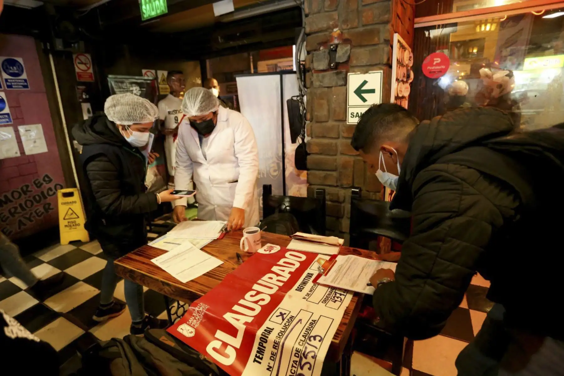 Diversos establecimientos fueron sancionados por incumplir normas de seguridad, en un operativo realizado por la municipalidad de San Juan de Miraflores, la fiscalía y la PNP, con motivo del Día de la Canción Criolla y Halloween. Foto: Municipalidad SJM