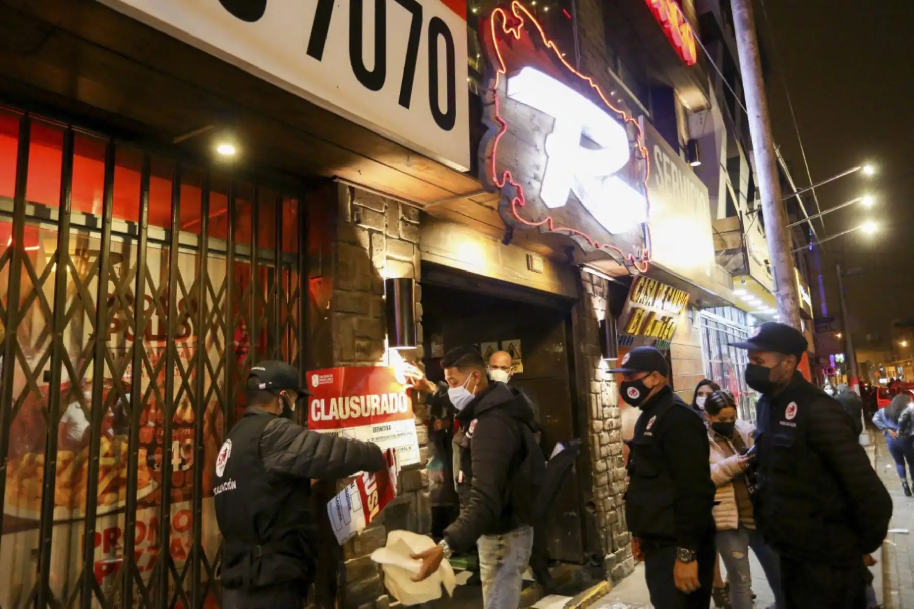 Diversos establecimientos fueron sancionados por incumplir normas de seguridad, en un operativo realizado por la municipalidad de San Juan de Miraflores, la fiscalía y la PNP, con motivo del Día de la Canción Criolla y Halloween. Foto: Municipalidad SJM