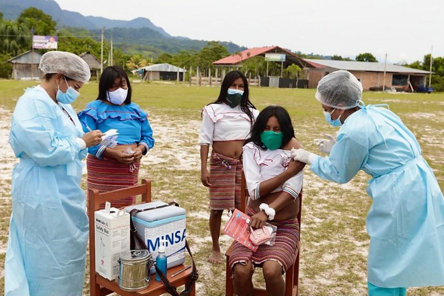 Vacunación de ciudadanas de comunidades indígenas contra la covid-19.