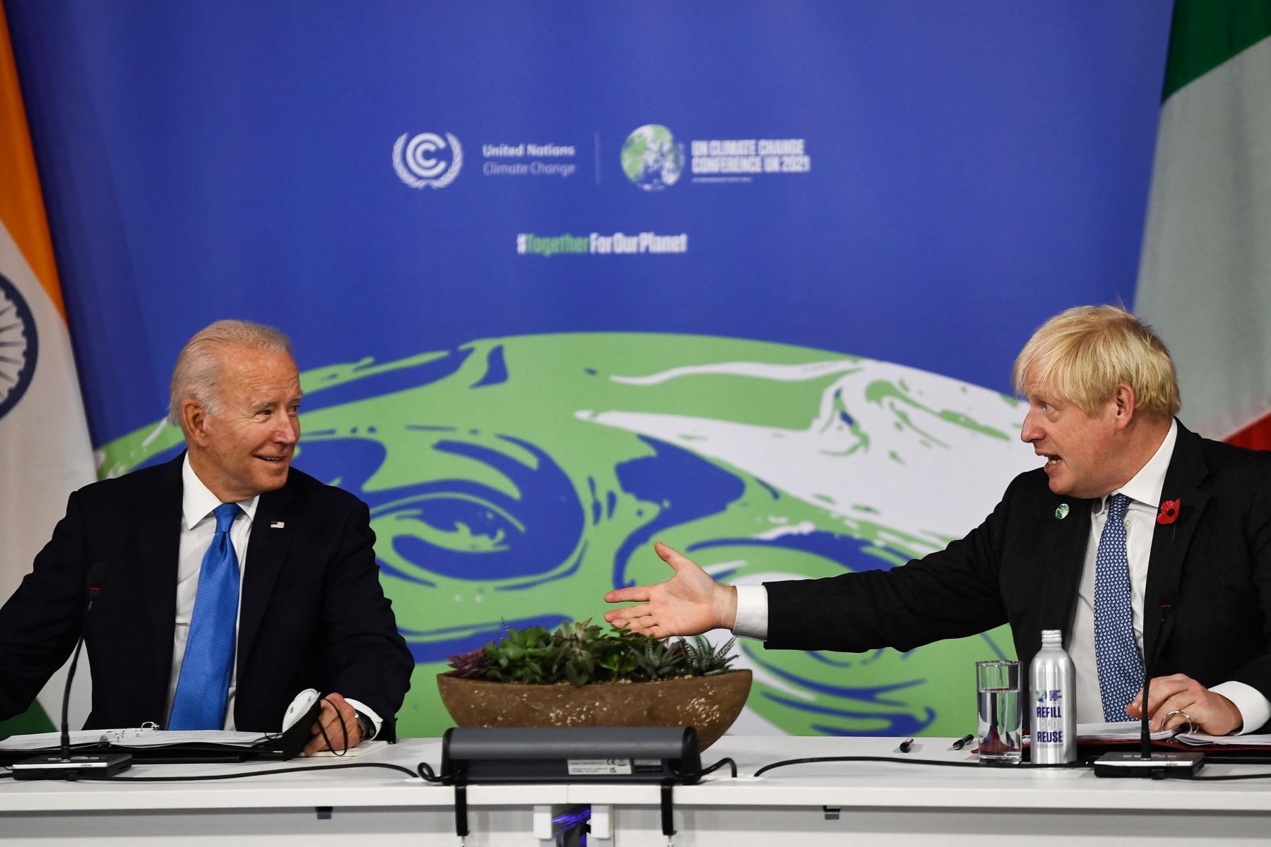 El presidente de los Estados Unidos Joe Biden y 
 El primer ministro británico, Boris Johnson, durante la Conferencia de la ONU sobre el Cambio Climático COP26 en Glasgow, Escocia. Foto: AFP