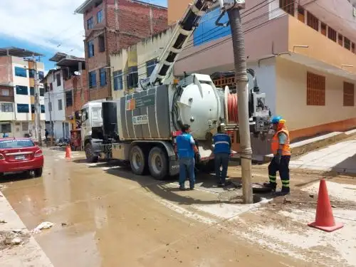 Brigadas trabajan para rehabilitar los colectores de alcantarillado de la ciudad de Jaén, en Cajamarca, afectados por la lluvia intensa de más de cinco horas que se registró ayer.