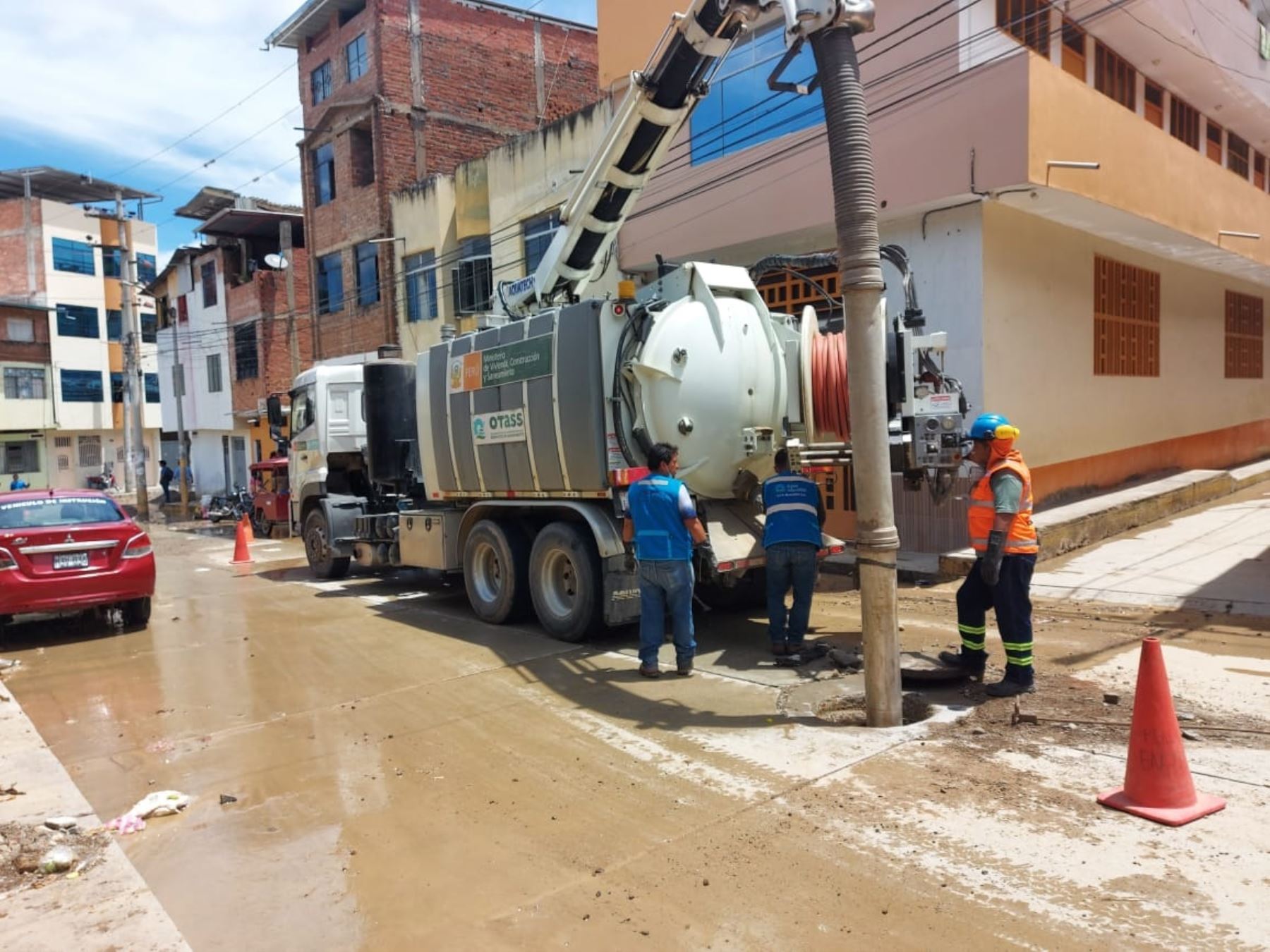 Brigadas trabajan para rehabilitar los colectores de alcantarillado de la ciudad de Jaén, en Cajamarca, afectados por la lluvia intensa de más de cinco horas que se registró ayer.
