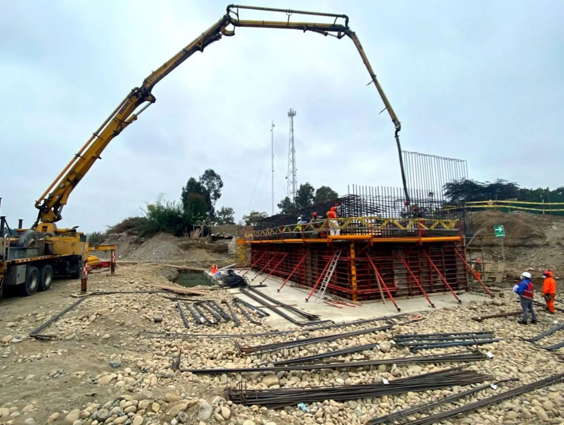 Equipo de Reconstrucción con Cambios del MTC continúa los trabajos para rehabilitar el puente Chamorro, ubicado en la provincia de Chincha, región Ica, afectado por el Fenómeno El Niño costero deL 2017. Foto: ANDINA/difusión.