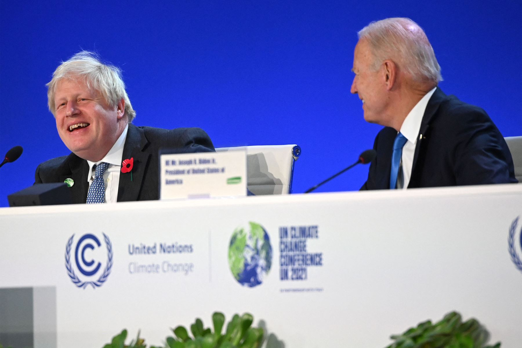 El primer ministro británico Boris Johnson y el presidente estadounidense Joe Biden hacen un gesto durante la sesión de la Cumbre Mundial de Líderes "Acelerando la innovación y el despliegue de tecnologías limpias" durante la Conferencia sobre el clima COP26 en el Scottish Event Campus en Glasgow, Escocia.
Foto: AFP