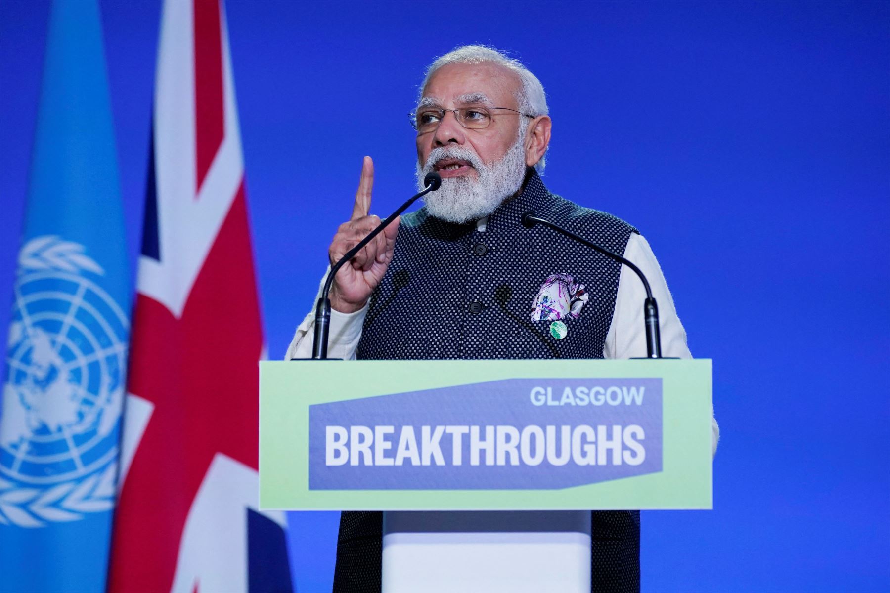 El primer ministro de la India, Narendra Modi, pronuncia un discurso en el escenario durante una reunión, como parte de la Cumbre de Líderes Mundiales de la Conferencia de las Naciones Unidas sobre el Cambio Climático COP26 en Glasgow, Escocia.
Foto: AFP