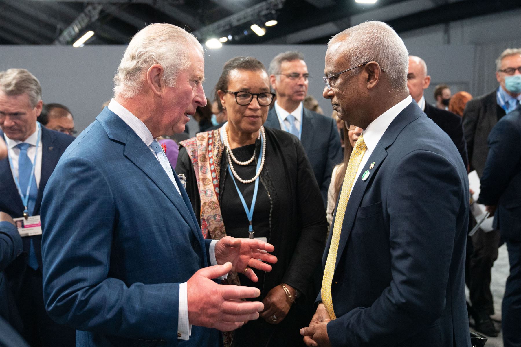 El príncipe Carlos de Gran Bretaña conversa con el presidente de las Maldivas, Ibrahim Mohamed Solih, durante la recepción de los líderes de la Commonwealth durante la Conferencia sobre el clima COP26 en el Scottish Event Campus en Glasgow, Escocia.
Foto: AFP