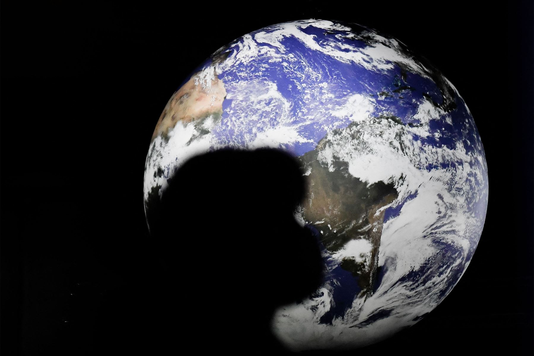 Una persona pasa junto a un globo en la Cumbre de Líderes Mundiales de la Conferencia de las Naciones Unidas sobre el Cambio Climático COP26 en Glasgow.
Foto: AFP