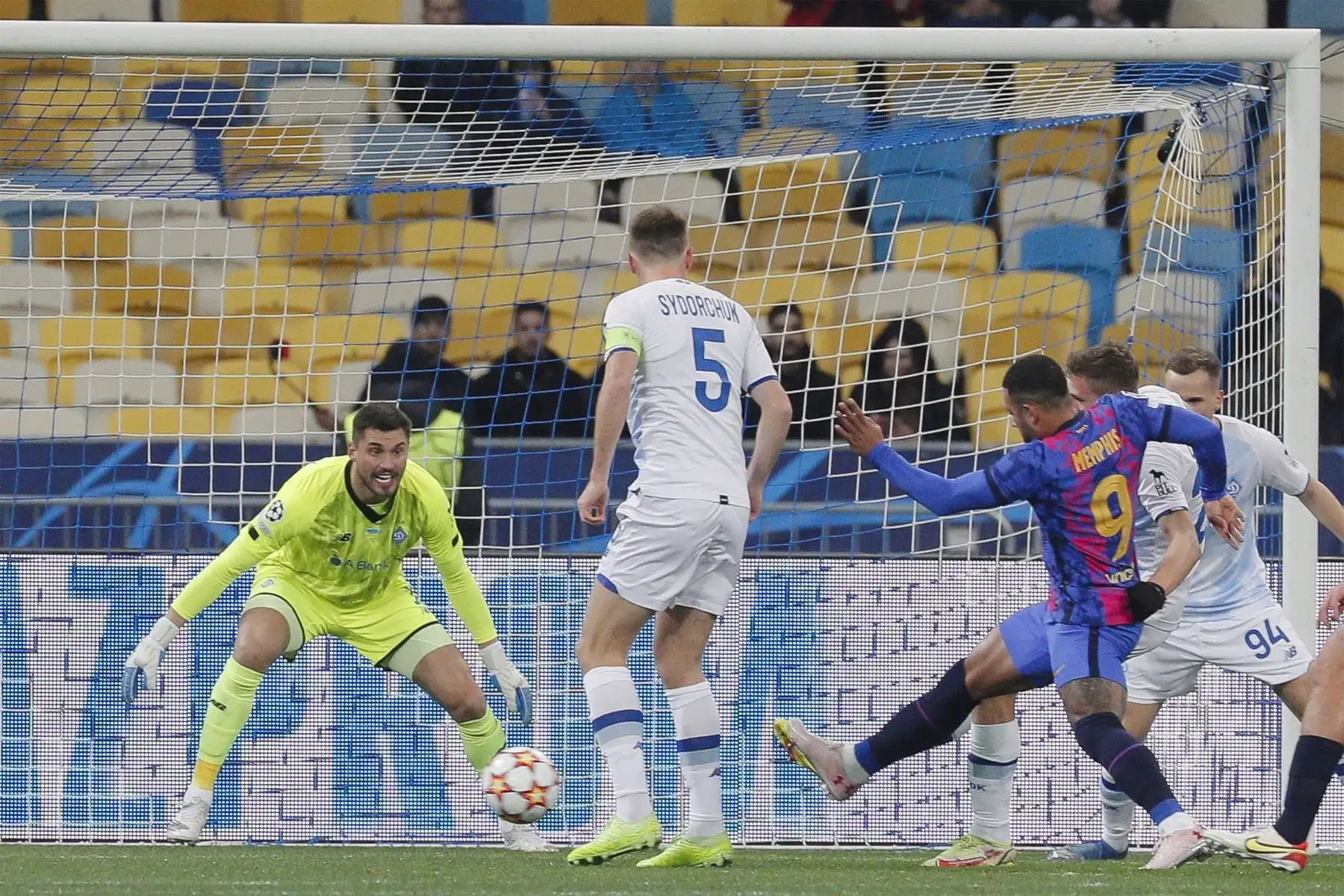 Memphis Depay de Barcelona  en acción contra el portero del Dynamo Kiev Georgiy Bushchan  durante el partido de fútbol del grupo E de la Liga de Campeones de la UEFA entre el Dynamo de Kiev y el FC Barcelona.
Foto: EFE