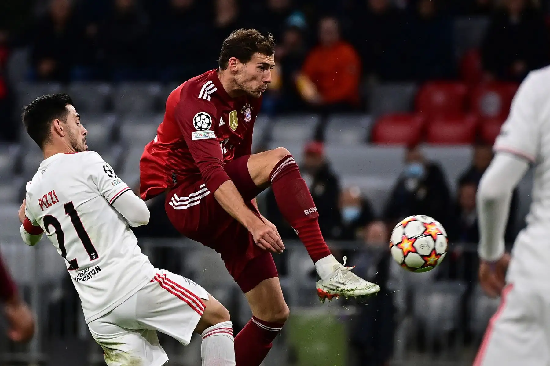 El centrocampista alemán del Bayern Munich Leon Goretzka y el centrocampista portugués del Benfica Pizzi compiten por el balón durante el partido de fútbol del grupo E de la Liga de Campeones de la UEFA Bayern Munich v Benfica Lisboa. 
Foto: AFP