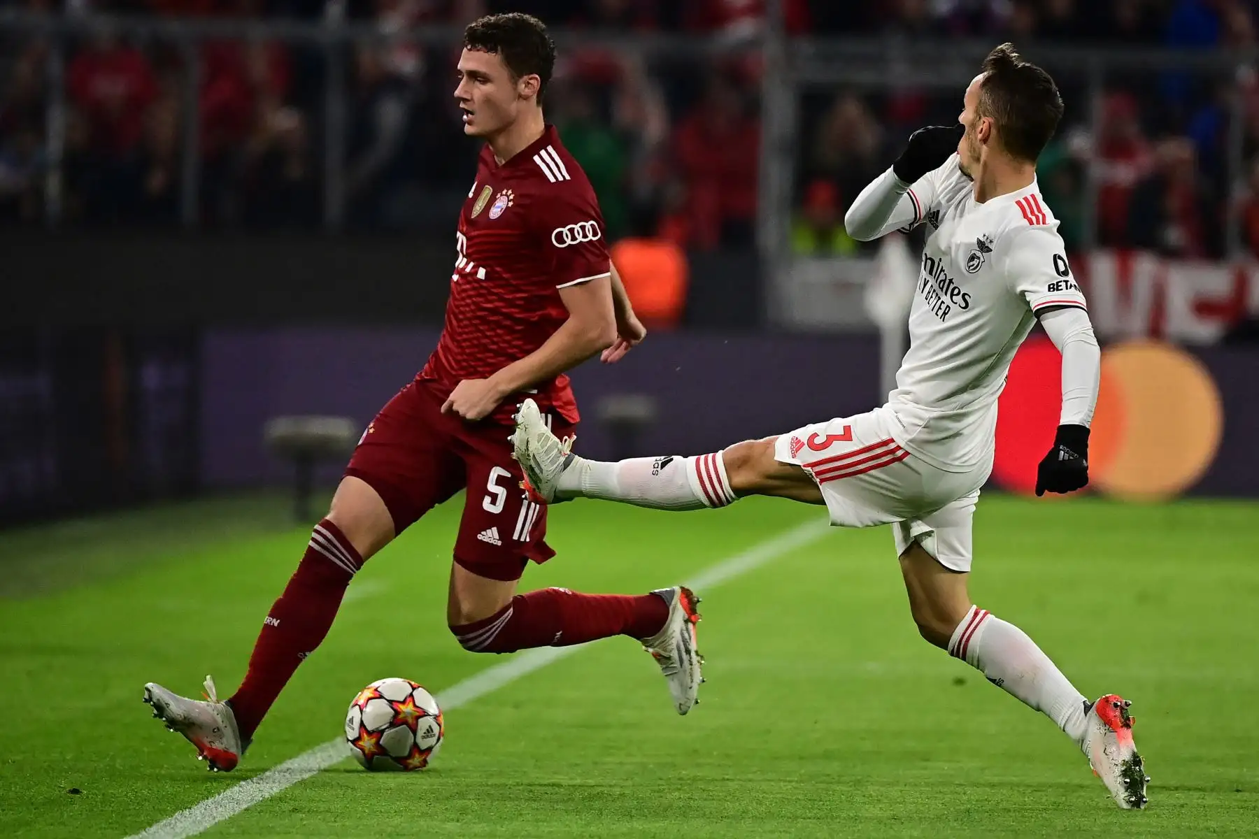 El defensor francés del Bayern Munich Benjamin Pavard y el defensor español del Benfica Alex Grimaldo compiten por el balón durante el partido de fútbol del grupo E de la Liga de Campeones de la UEFA Bayern Munich v Benfica Lisboa. 
Foto: AFP