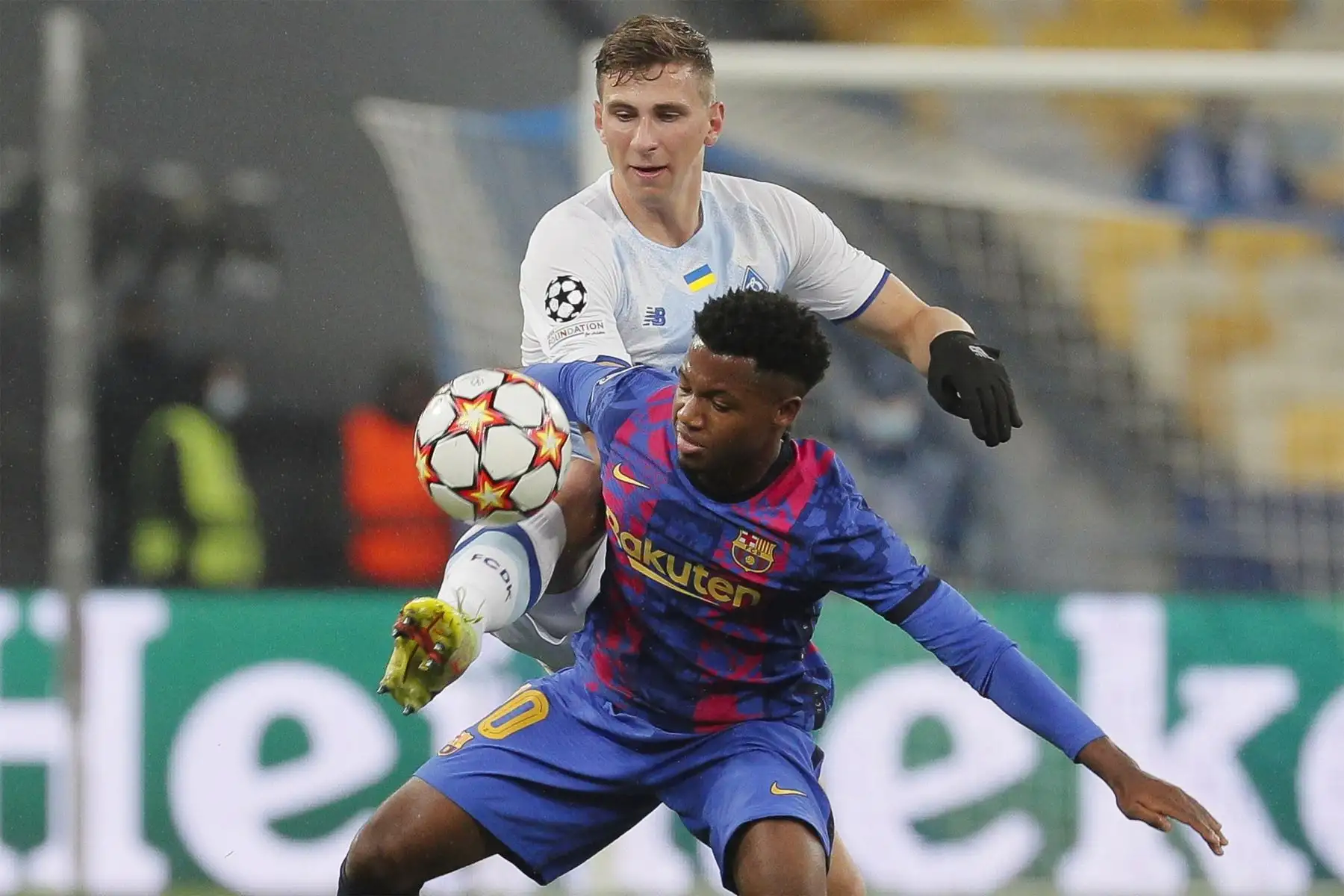 Illia Zabarnyi  del Dynamo Kiev en acción contra Ansu Fati del Barcelona durante el partido de fútbol del grupo E de la Liga de Campeones de la UEFA entre el Dynamo Kiev y el FC Barcelona en Kiev.
Foto: EFE