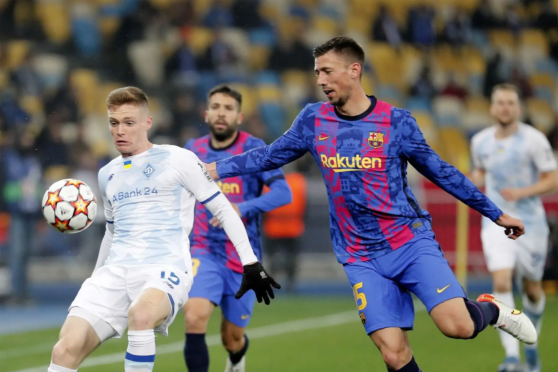 Viktor Tsygankov  del Dynamo Kiev en acción contra Clement Lenglet  del Barcelona durante el partido de fútbol del grupo E de la Liga de Campeones de la UEFA entre el Dynamo Kiev y el FC Barcelona en Kiev, Ucrania.
Foto: EFE