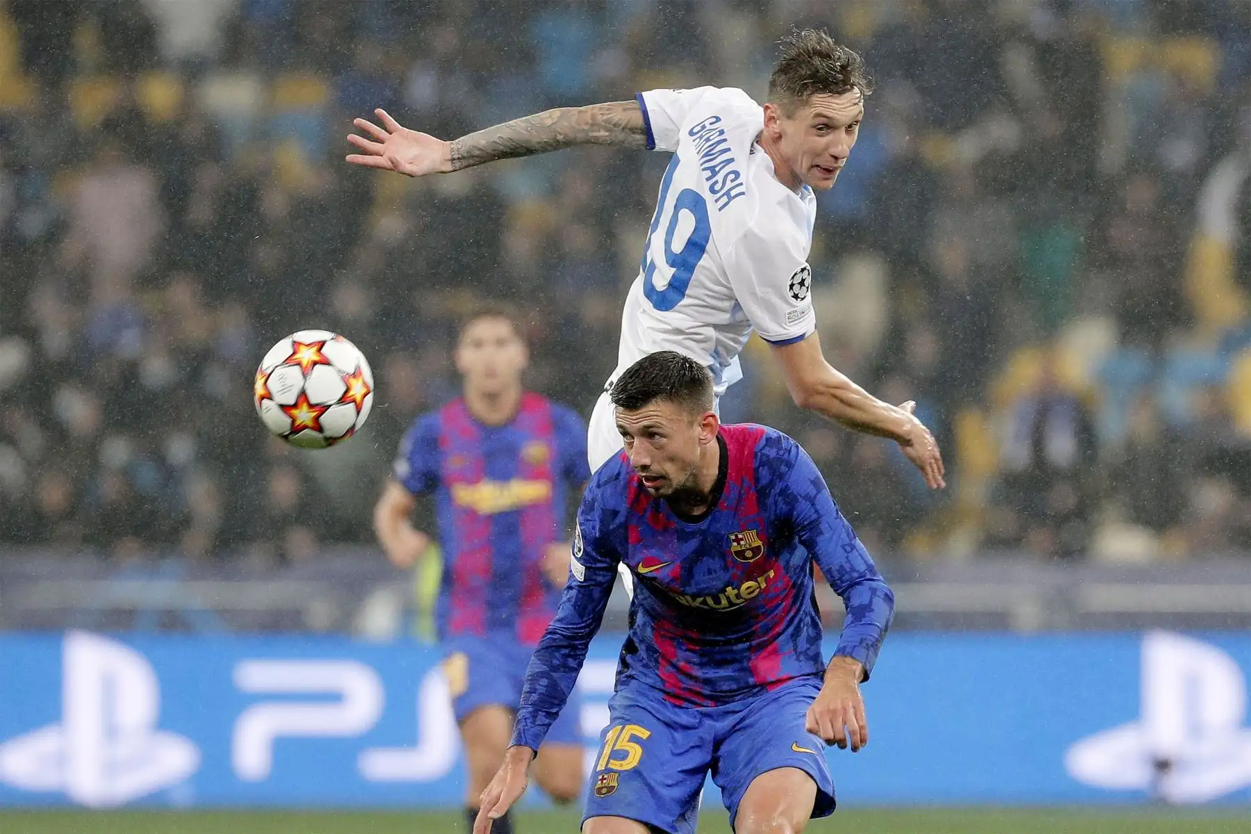 Clement Lenglet del Barcelona  en acción contra Denys Garmash del Dynamo Kiev durante el partido de fútbol del grupo E de la Liga de Campeones de la UEFA entre el Dynamo Kiev y el FC Barcelona en Kiev, Ucrania.
Foto: EFE