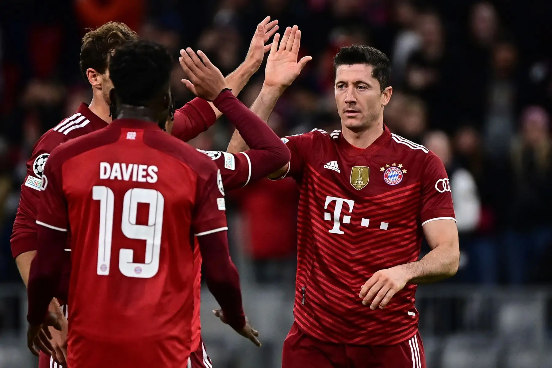 El delantero polaco del Bayern Munich Robert Lewandowski  celebra el gol de apertura con sus compañeros durante el partido de fútbol del grupo E de la Liga de Campeones de la UEFA Bayern Munich v Benfica Lisboa.
Foto: AFP