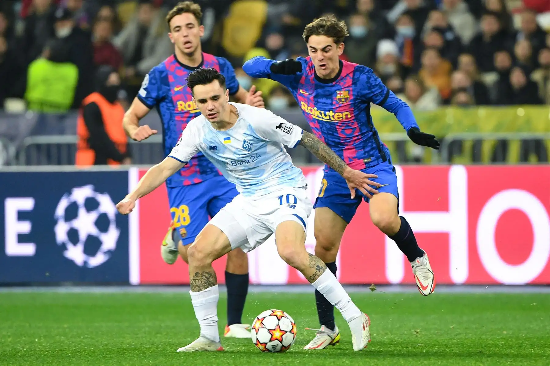 El centrocampista español del Barcelona Nico González, el centrocampista ucraniano del Dynamo Kiev Mykola Shaparenko y el centrocampista español del Barcelona Gavi compiten por el balón durante el partido de fútbol de la Liga de Campeones de la UEFA entre el Dynamo de Kiev y el Barcelona.
Foto: AFP