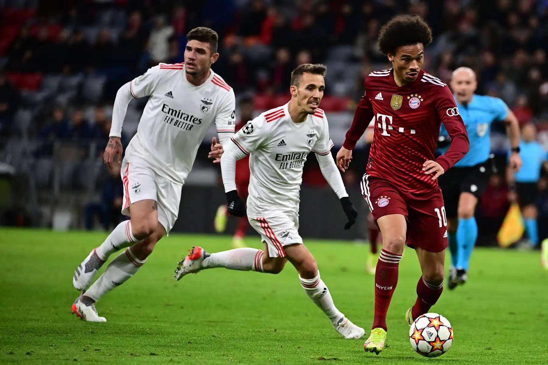 El centrocampista alemán del Bayern Munich Leroy Sane juega el balón durante el partido de fútbol del grupo E de la Liga de Campeones de la UEFA Bayern Munich v Benfica Lisboa.
Foto: AFP